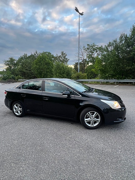 Toyota Avensis 2 of 5