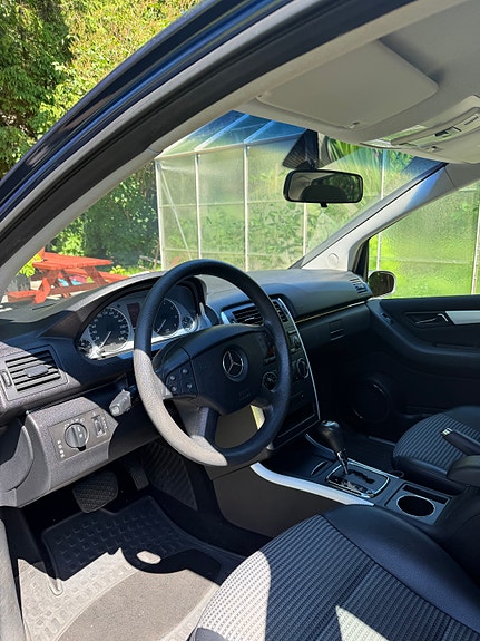Mercedes-Benz B170 4 of 5