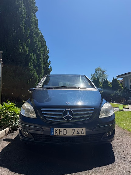 Mercedes-Benz B170 2 of 5