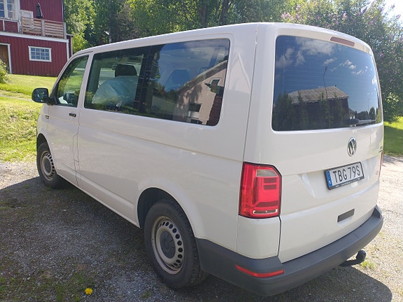 Volkswagen Caravelle 2 of 3