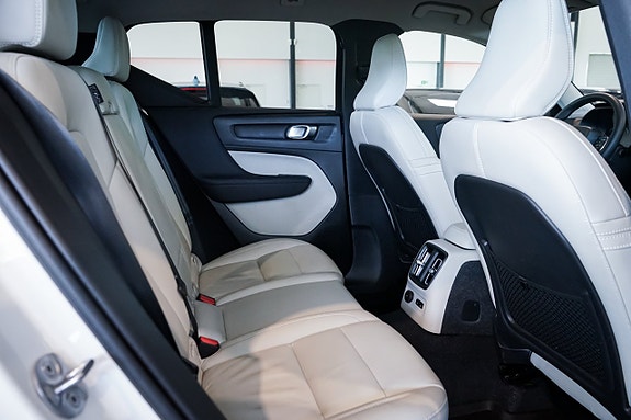 Volvo XC40 12 of 30