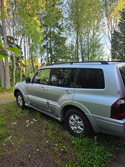 Mitsubishi Pajero 3 of 4