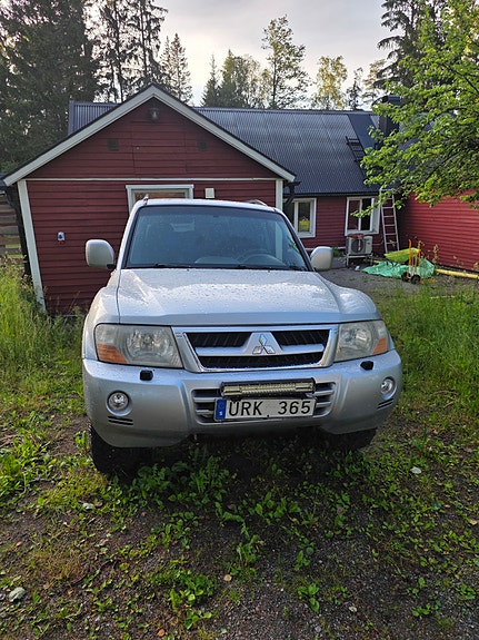 Mitsubishi Pajero 4 of 4
