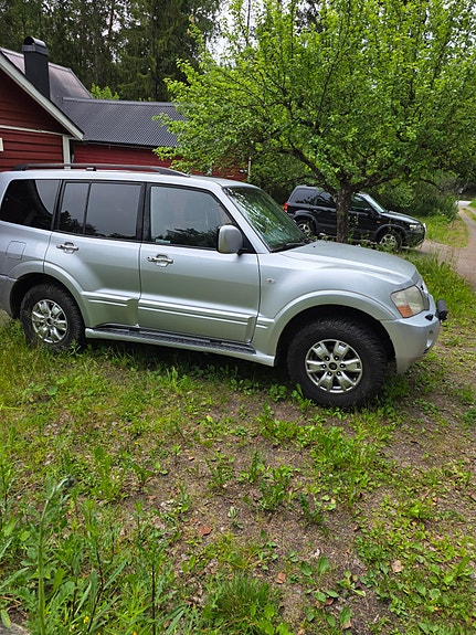 Mitsubishi Pajero 2 of 4