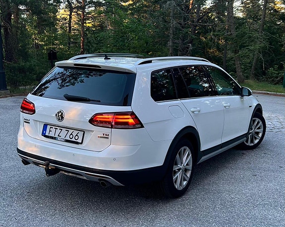 Volkswagen Golf Alltrack 2 of 8