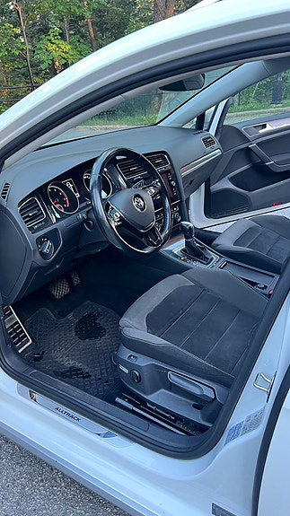 Volkswagen Golf Alltrack 3 of 8