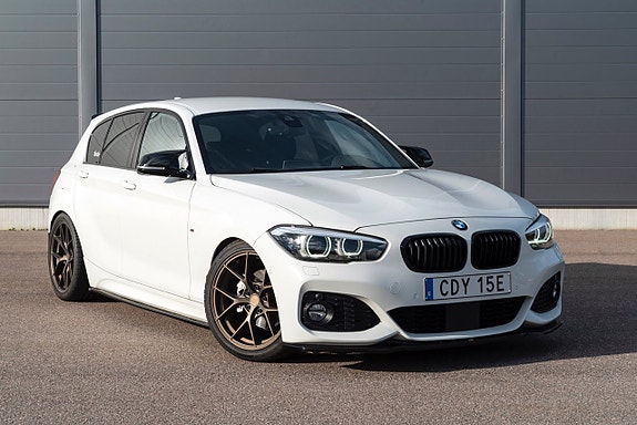 BMW 120i 3 of 5