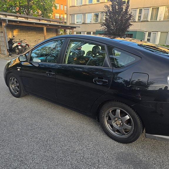 Toyota Prius 3 of 5