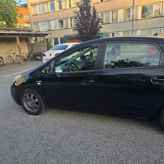 Toyota Prius 4 of 5
