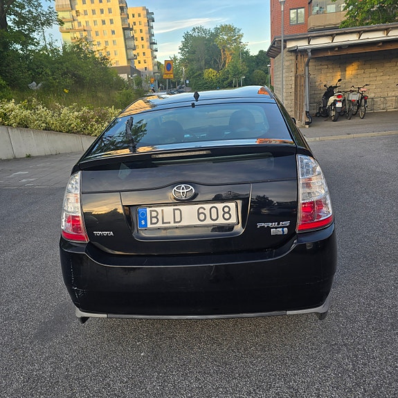 Toyota Prius 2 of 5