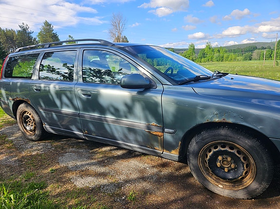 Volvo V70 2 of 5