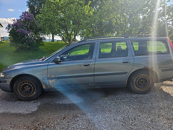 Volvo V70 3 of 5