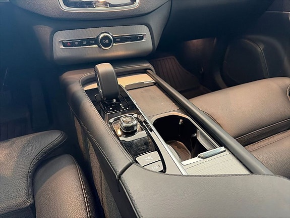 Volvo XC90 13 of 27