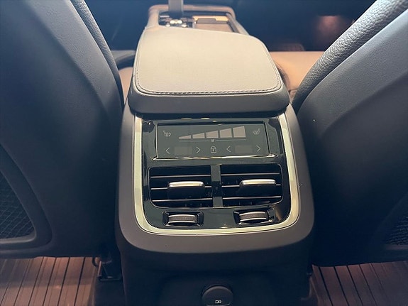 Volvo XC90 16 of 27