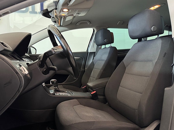 Volkswagen Passat 13 of 29