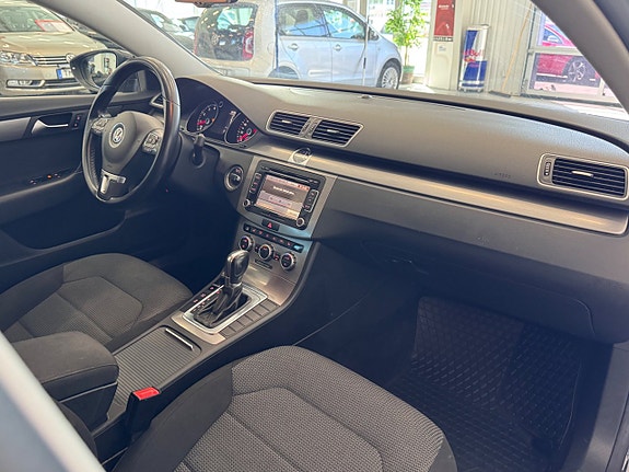 Volkswagen Passat 12 of 29