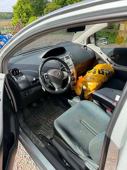 Toyota Yaris 3 of 5