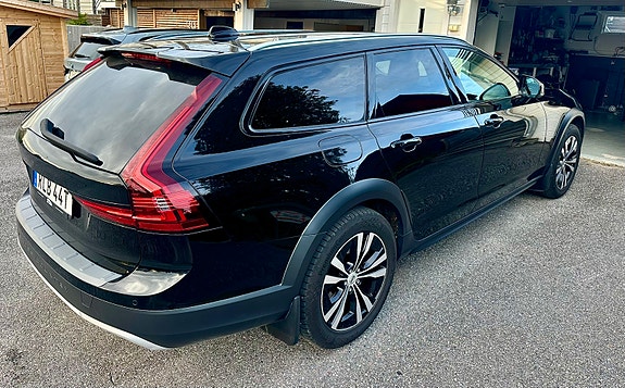 Volvo V90 Cross Country 2 of 5