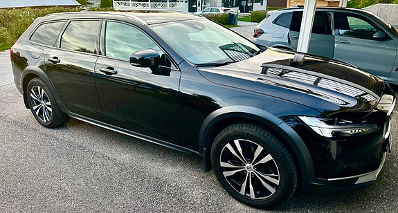 Volvo V90 Cross Country 3 of 5