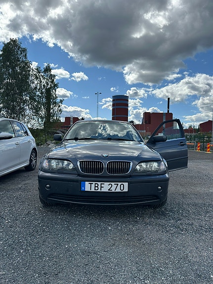 BMW 320i 2 of 10