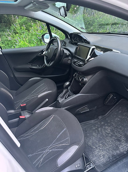Peugeot 208 9 of 16