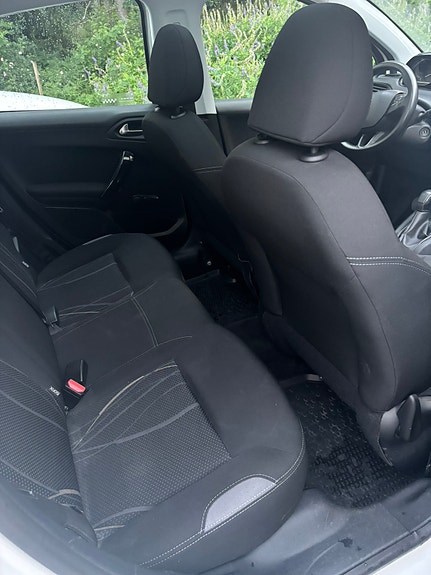 Peugeot 208 11 of 16