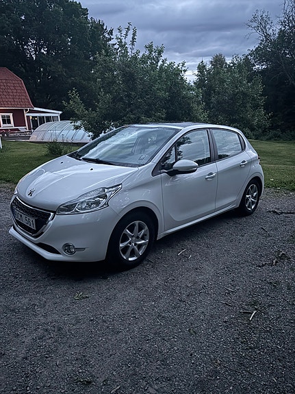 Peugeot 208 3 of 16