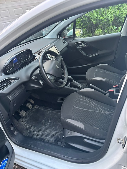 Peugeot 208 8 of 16