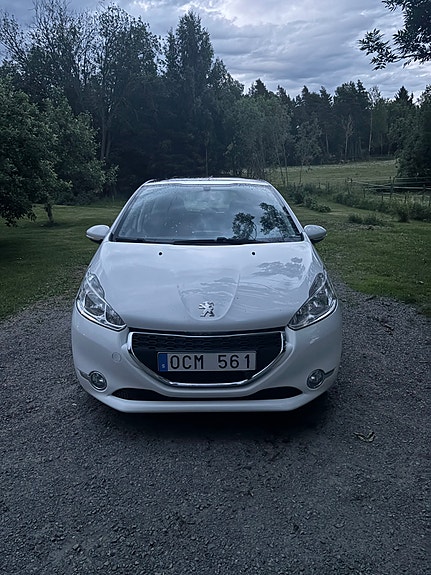 Peugeot 208 2 of 16