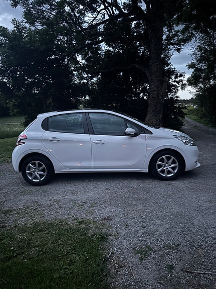 Peugeot 208 7 of 16
