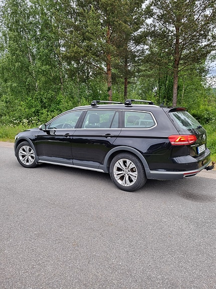 Volkswagen Passat Alltrack 2 of 2