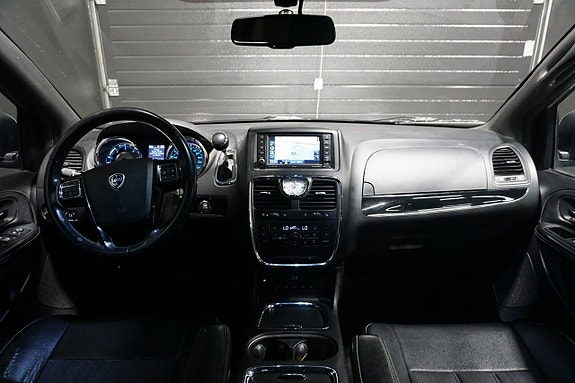 Lancia Voyager 13 of 24