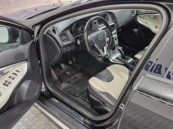 Volvo V40 Cross Country 2 of 10