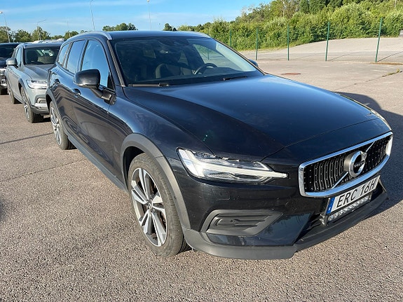 Volvo V60 Cross Country 2 of 2