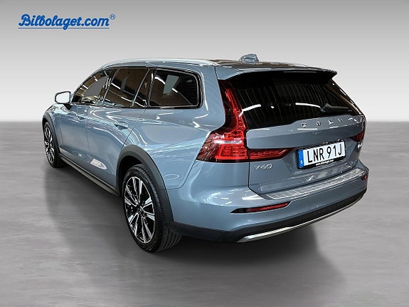 Volvo V60 Cross Country 7 of 15