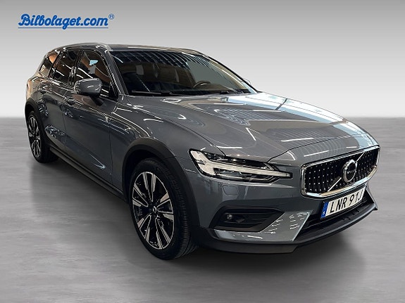Volvo V60 Cross Country 4 of 16