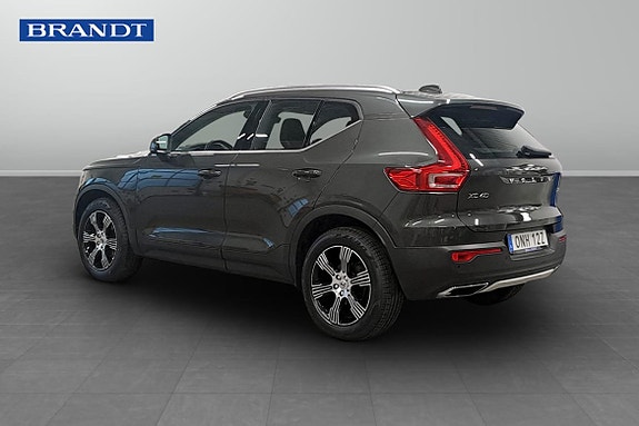 Volvo XC40 2 of 5