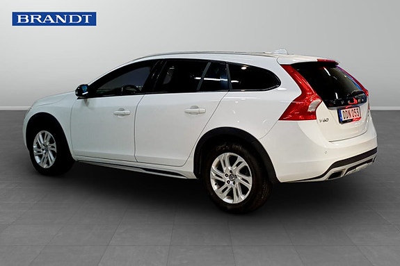 Volvo V60 Cross Country 2 of 5