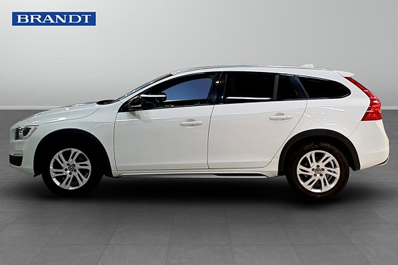Volvo V60 Cross Country 3 of 5
