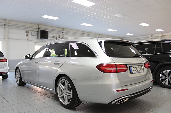 Mercedes-Benz E200 4 of 5