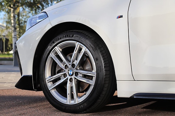 BMW 118i 2 of 5