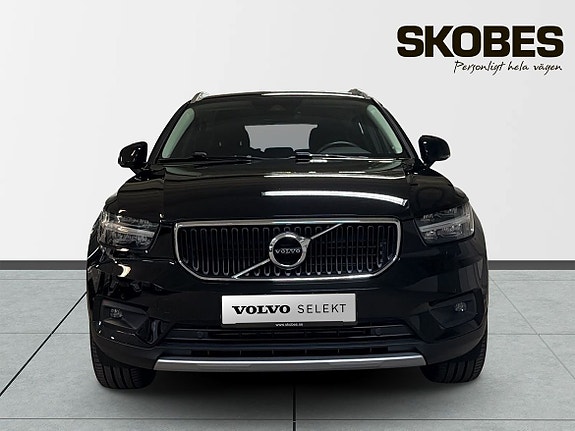 Volvo XC40 2 of 5