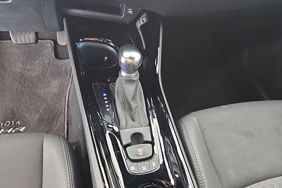 Toyota C-HR 10 of 15