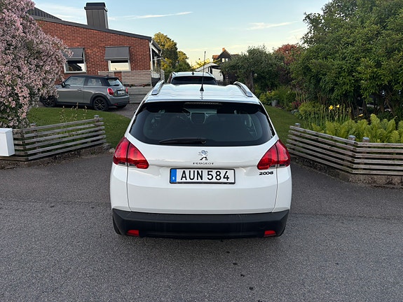 Peugeot 2008 2 of 5