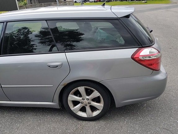 Subaru Legacy 3 of 5