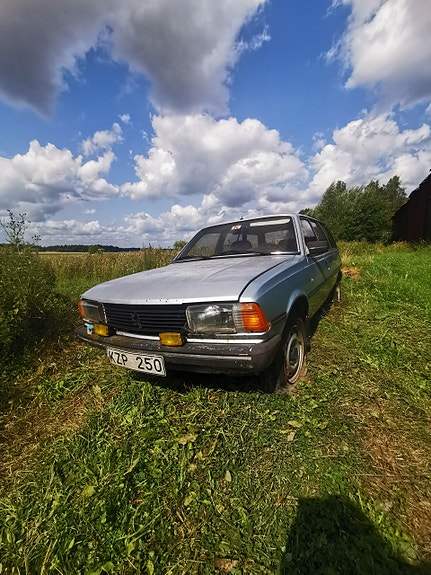Peugeot 305 2 of 5