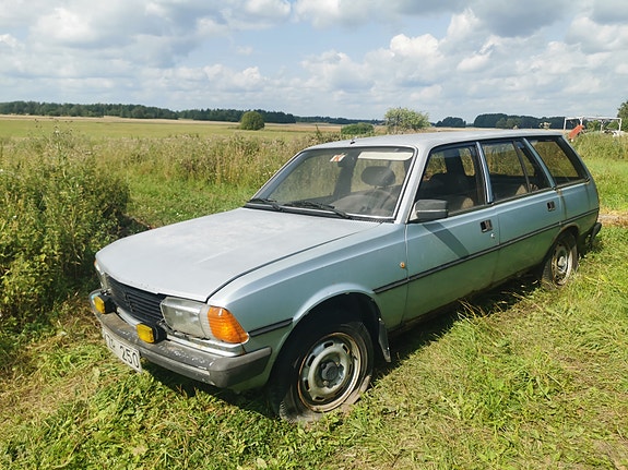 Peugeot 305 3 of 5