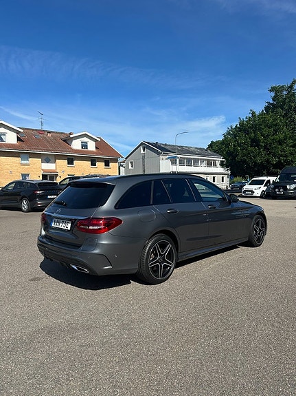 Mercedes-Benz C300 2 of 5