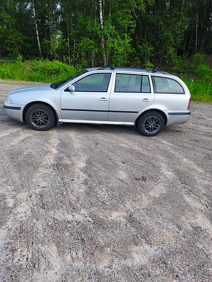 Skoda Octavia 2 of 5