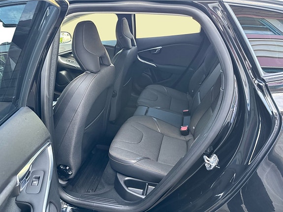 Volvo V40 Cross Country 12 of 17
